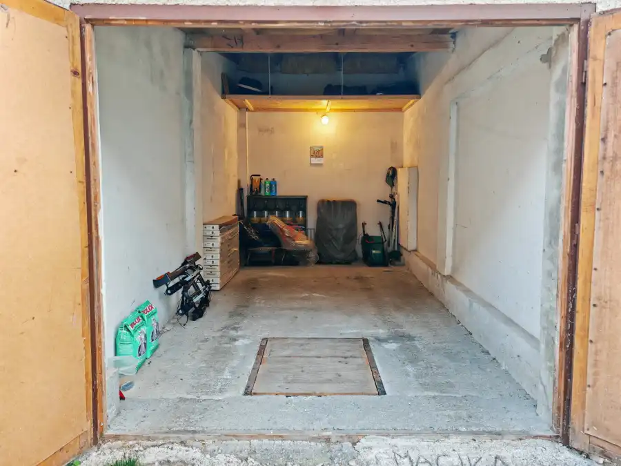 eladó garázs, Eger