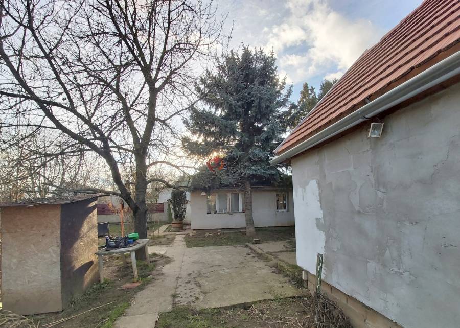 eladó gazdasági ingatlan, Vác