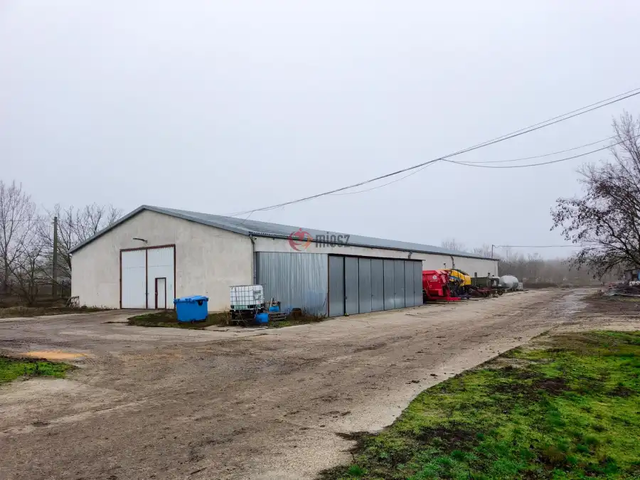 eladó ipari ingatlan, Paks