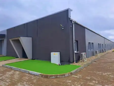 eladó ipari ingatlan, Tata