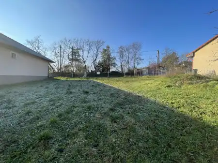eladó telek, Környe