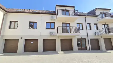 kiadó új építésű garázs, Paks